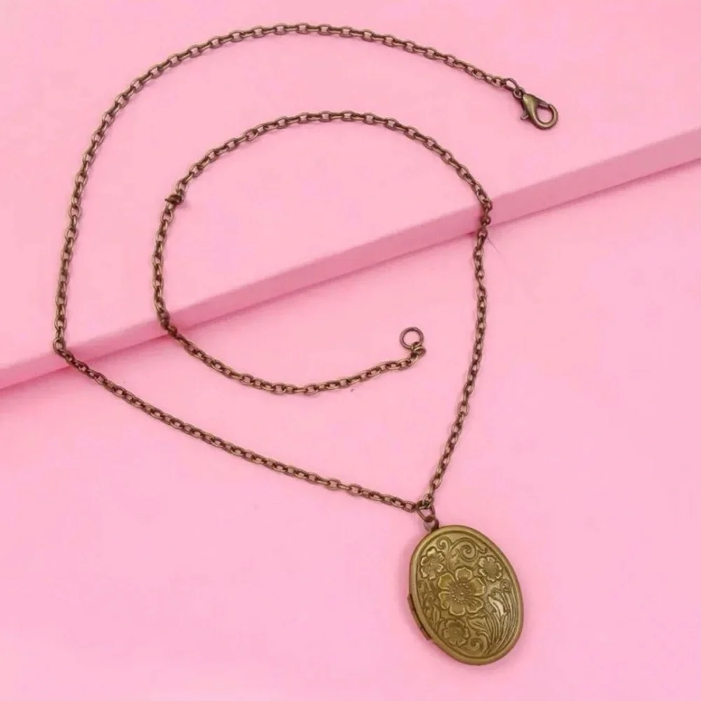 𝅺antiqued bronze flower leaf‎ Photo Locket. - Picture 3 of 9